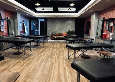 Spacious tattoo studio at Inklub 787, Guaynabo, Guaynabo, PR with modern decor and comfy seating.