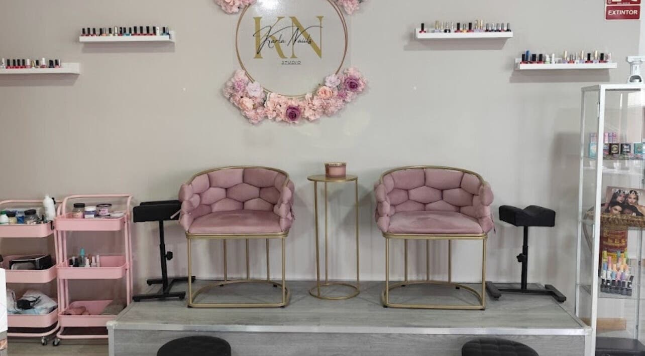 Interior de Karla Naiils Studio en Seseña, Castilla-la Mancha, ES, con sillas rosas y decoraciones elegantes.