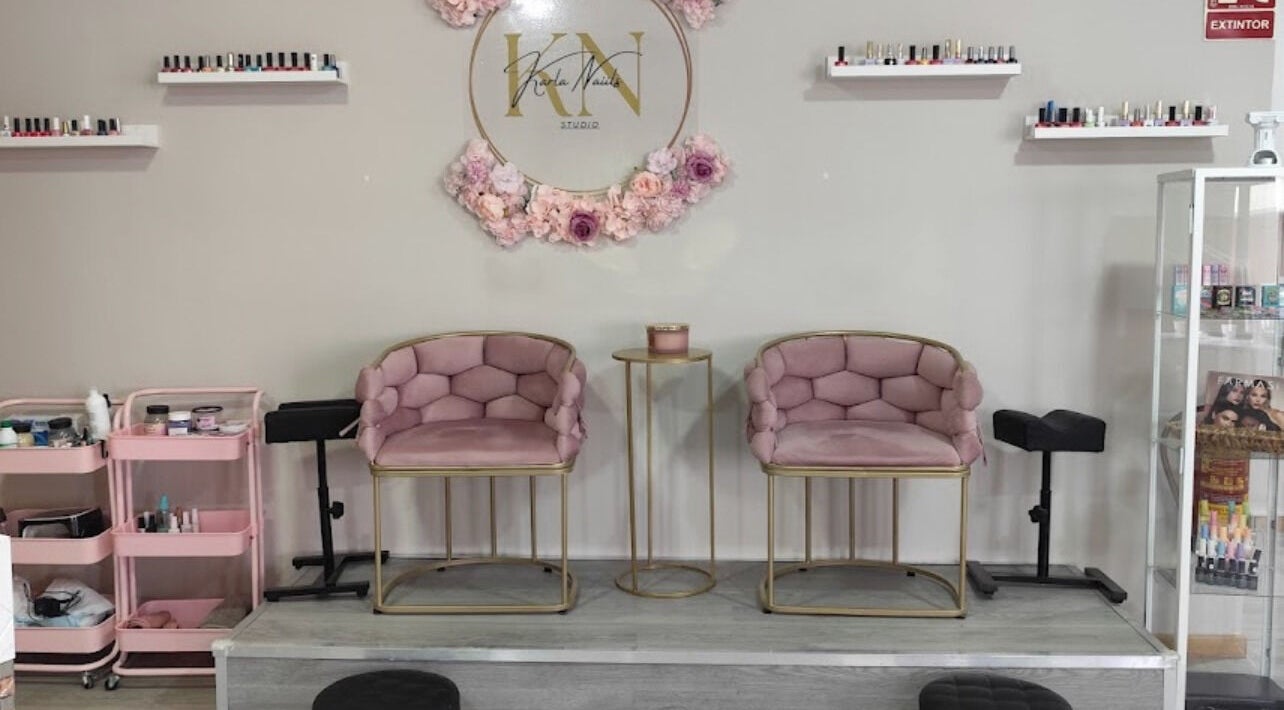 Interior de Karla Naiils Studio en Seseña, Castilla-la Mancha, ES, con sillas rosas y decoraciones elegantes.