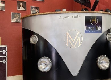Comptoir vintage à Oryan Hair, La Loupe, Centre-val De Loire. Accueil salon stylé rétro.