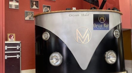 Comptoir vintage à Oryan Hair, La Loupe, Centre-val De Loire. Accueil salon stylé rétro.