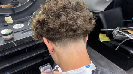 Coiffure dégradée moderne chez M2gcut à Paris, Île-de-France, FR, mettant en valeur des boucles élégantes.