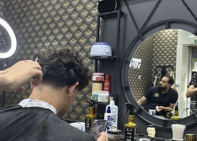 Salon de coiffure M2gcut à Paris, Île-de-France, FR, avec coupe de cheveux moderne et miroir décoratif.