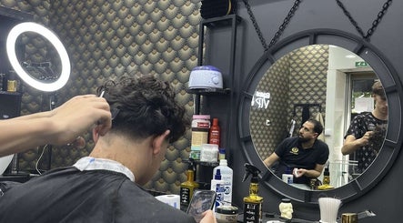 Salon de coiffure M2gcut à Paris, Île-de-France, FR, avec coupe de cheveux moderne et miroir décoratif.