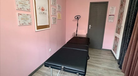 Salle de relaxation élégante chez La beauté de céleste à Béthune, Hauts-de-France, FR, avec table de soin moderne.