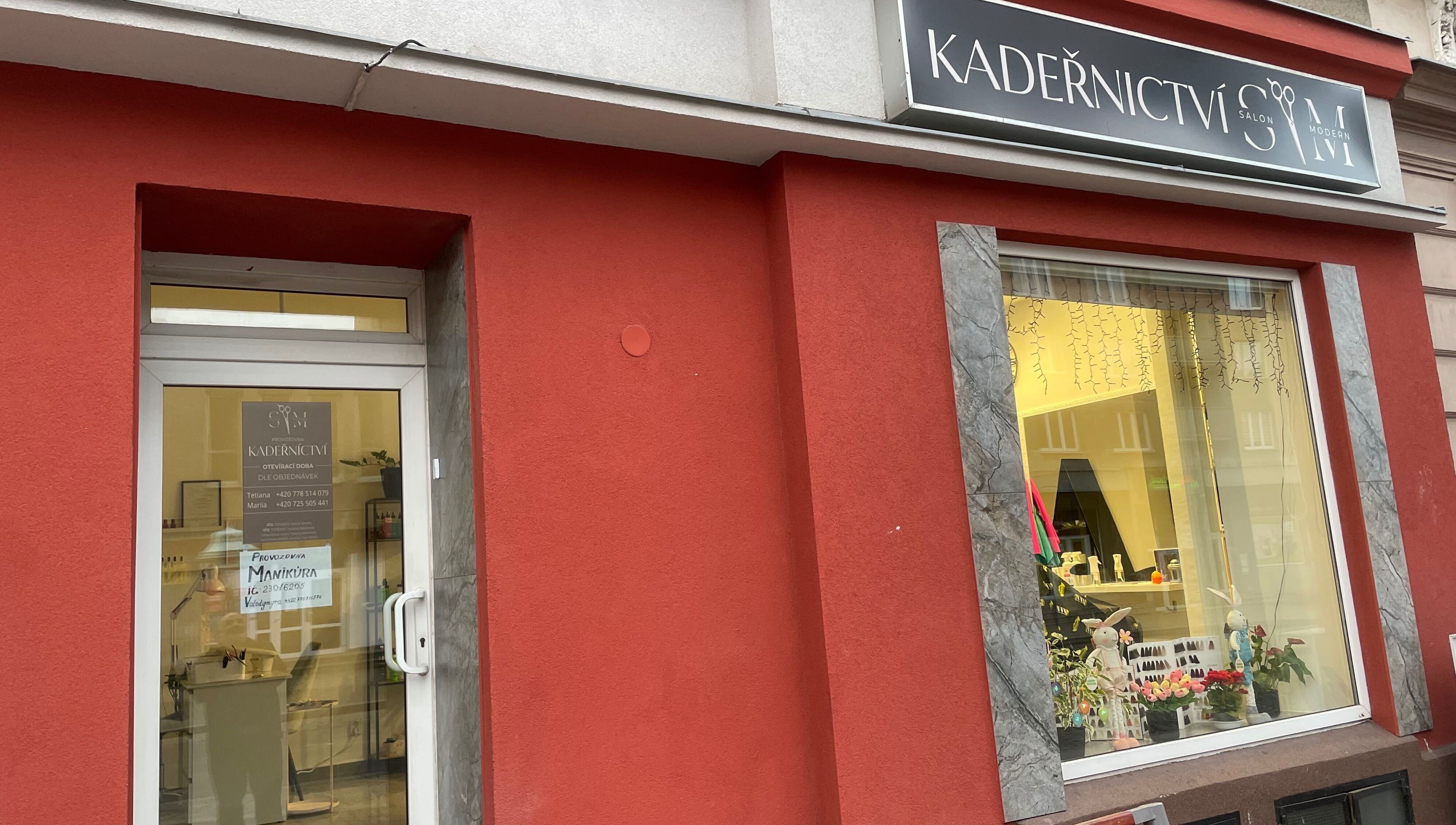 Фасад салону Vlada Rubanyk на Karlovy Vary, Karlovarský Kraj, CZ з вітриною та вивіскою.