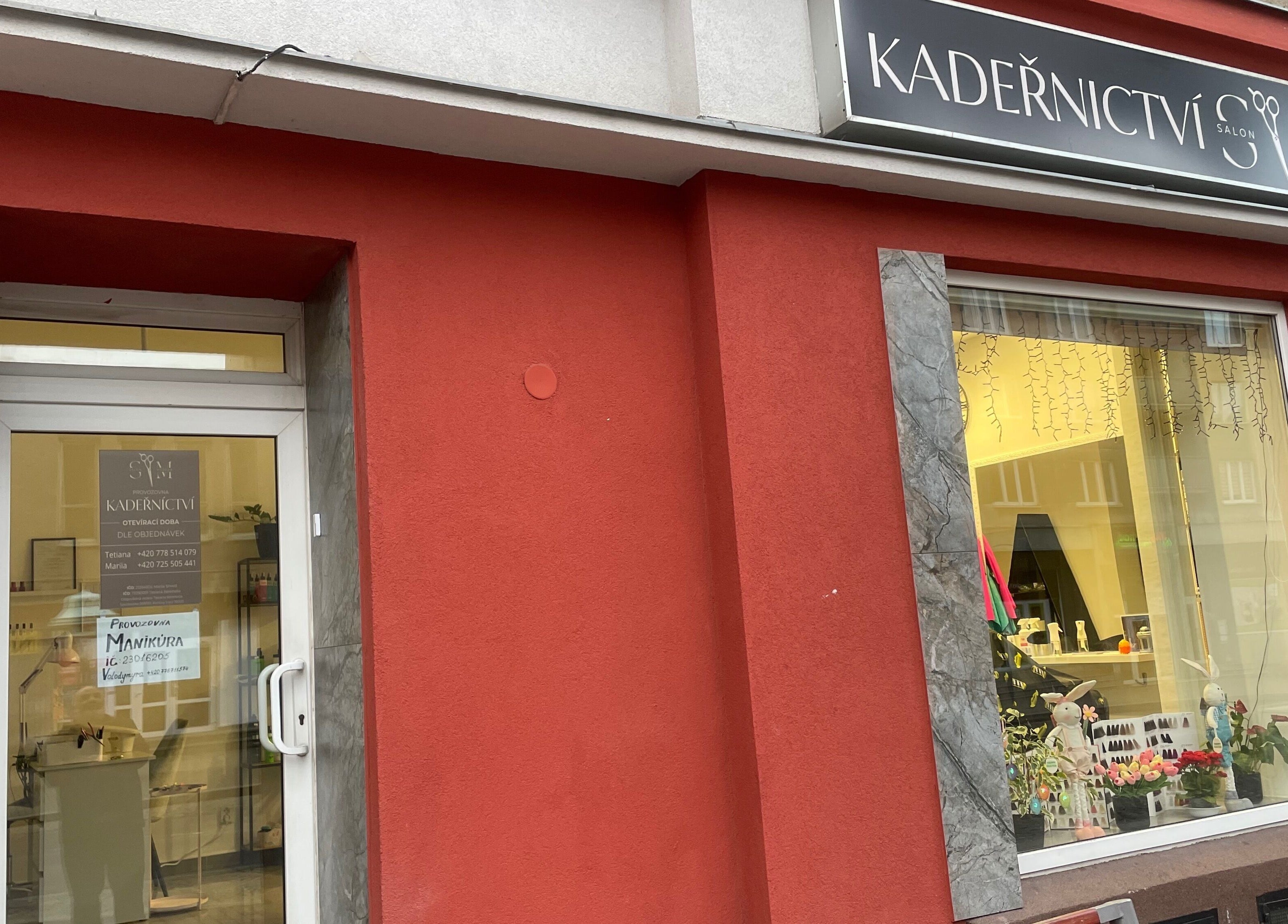 Фасад салону Vlada Rubanyk на Karlovy Vary, Karlovarský Kraj, CZ з вітриною та вивіскою.