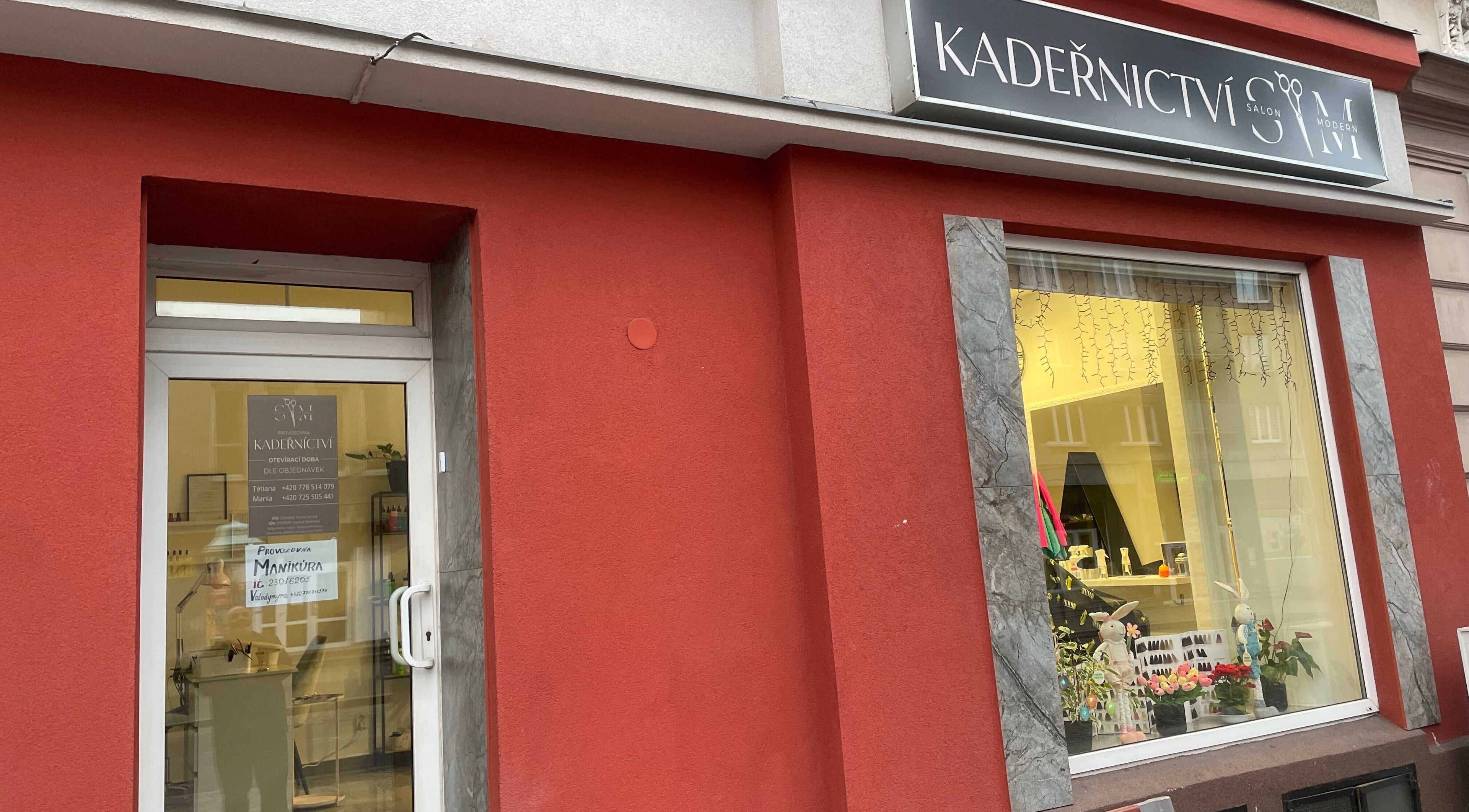 Фасад салону Vlada Rubanyk на Karlovy Vary, Karlovarský Kraj, CZ з вітриною та вивіскою.