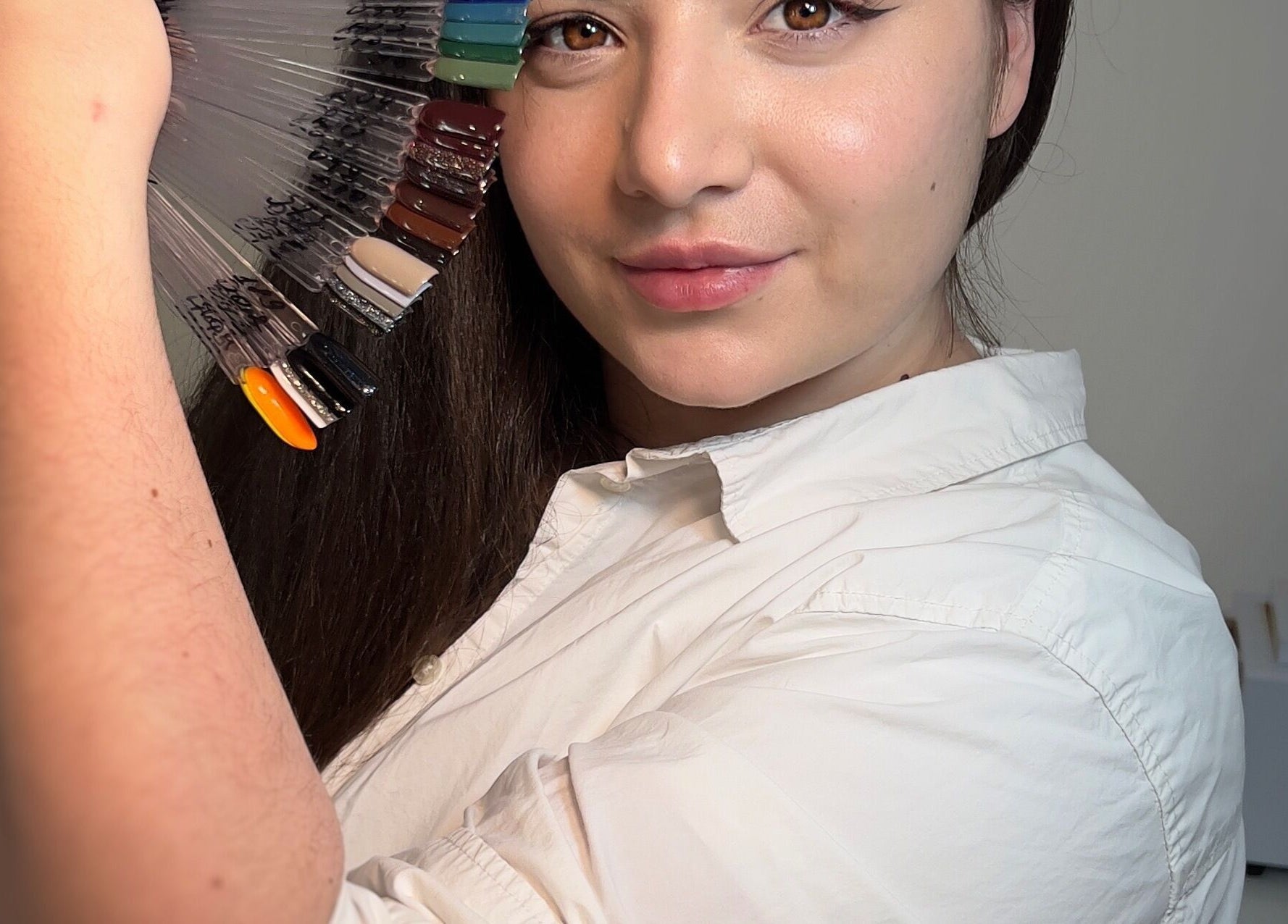 Влада Рубаник демонструє палітру лаків у салоні Karlovy Vary, Karlovarský Kraj, CZ.