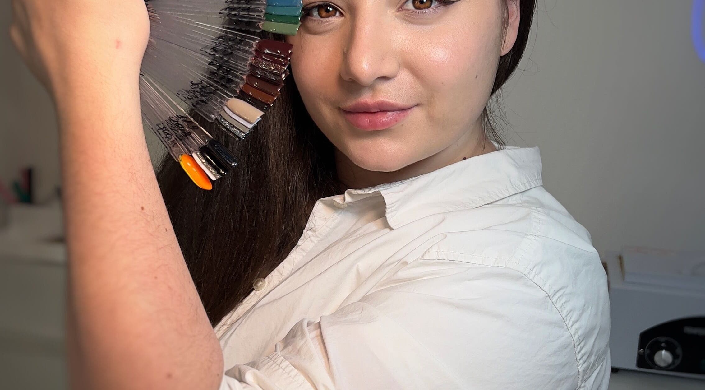 Влада Рубаник демонструє палітру лаків у салоні Karlovy Vary, Karlovarský Kraj, CZ.