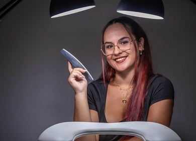 Technicienne de coiffure souriante chez By A - Nail Tech, Bussang, Grand Est, FR.