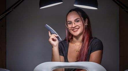 Technicienne de coiffure souriante chez By A - Nail Tech, Bussang, Grand Est, FR.