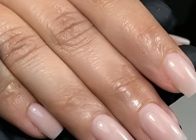 Ongles manucurés impeccables par By A - Nail Tech à Bussang, Grand Est, FR. Finition brillante et soignée.