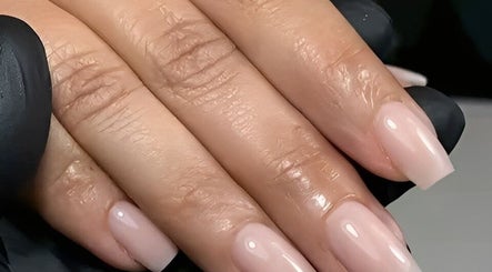 Ongles manucurés impeccables par By A - Nail Tech à Bussang, Grand Est, FR. Finition brillante et soignée.