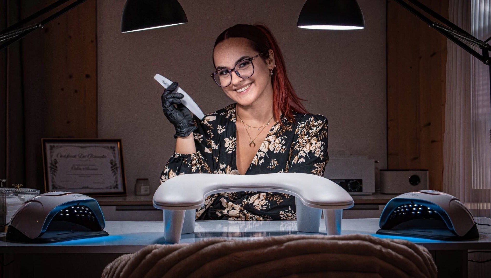 Nail tech souriante à By A - Nail Tech à Bussang, Grand Est, FR, avec outils manucure lumineux.