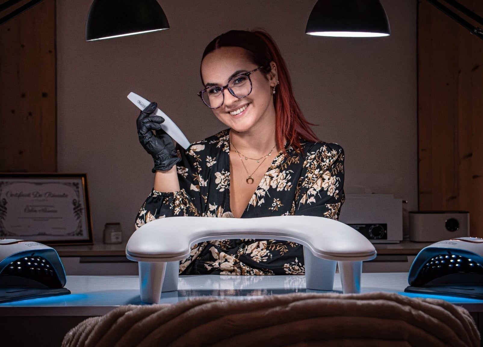 Nail tech souriante à By A - Nail Tech à Bussang, Grand Est, FR, avec outils manucure lumineux.