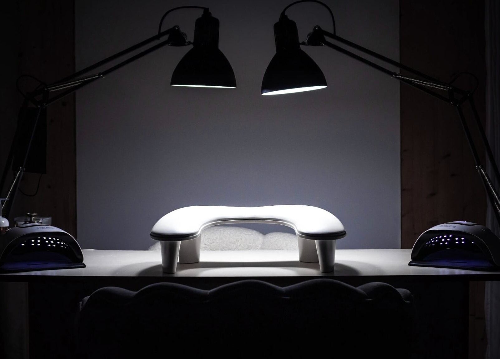 Station de manucure élégante chez By A - Nail Tech, Bussang, Grand Est, FR, éclairée pour un service haut de gamme.