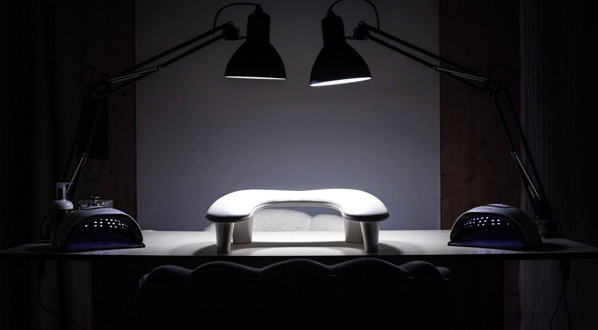 Station de manucure élégante chez By A - Nail Tech, Bussang, Grand Est, FR, éclairée pour un service haut de gamme.