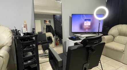 Interior del salón Esteban Sandoval HairStyle en Neuquen, Ciudad de Neuquén, AR, con silla y espejo moderno.