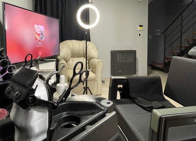 Interior moderno de Esteban Sandoval HairStyle en Neuquen, Ciudad de Neuquén, AR, mostrando herramientas estilísticas.