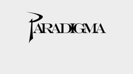 Logotipo de Paradigma Estudio de Imagen, situado en Neuquén, Neuquén, AR, destacado en fondo claro.