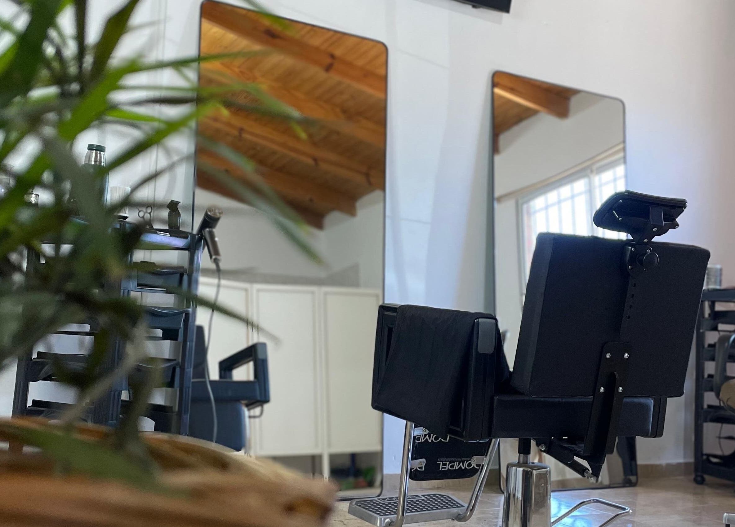 Silla de peluquería en Paradigma Estudio de Imagen, Neuquén, Neuquén, AR, destacando ambiente moderno.