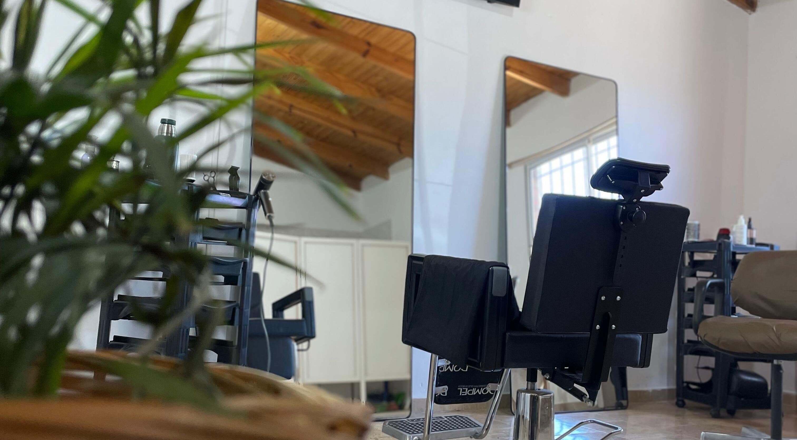 Silla de peluquería en Paradigma Estudio de Imagen, Neuquén, Neuquén, AR, destacando ambiente moderno.