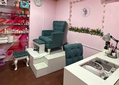 Sofisticado salón de belleza de GJ eyelashes & Nails en Escuintla, Escuintla, GT con sillas y decoración rosa.