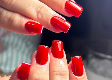 Manicura roja brillante en GJ eyelashes & Nails, Escuintla, Escuintla, GT. Uñas impecables y elegantes.