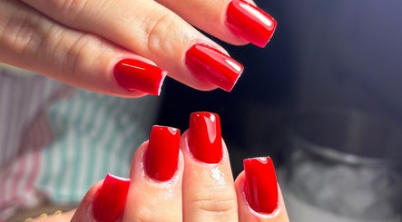Manicura roja brillante en GJ eyelashes & Nails, Escuintla, Escuintla, GT. Uñas impecables y elegantes.