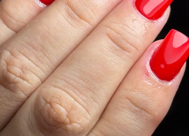 Manicura roja en GJ eyelashes & Nails, Escuintla, Escuintla, GT mostrando brillo impecable.