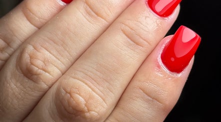 Manicura roja en GJ eyelashes & Nails, Escuintla, Escuintla, GT mostrando brillo impecable.