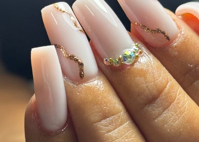 Manicura con diseño elegante en GJ eyelashes & Nails, Escuintla, Escuintla, GT.