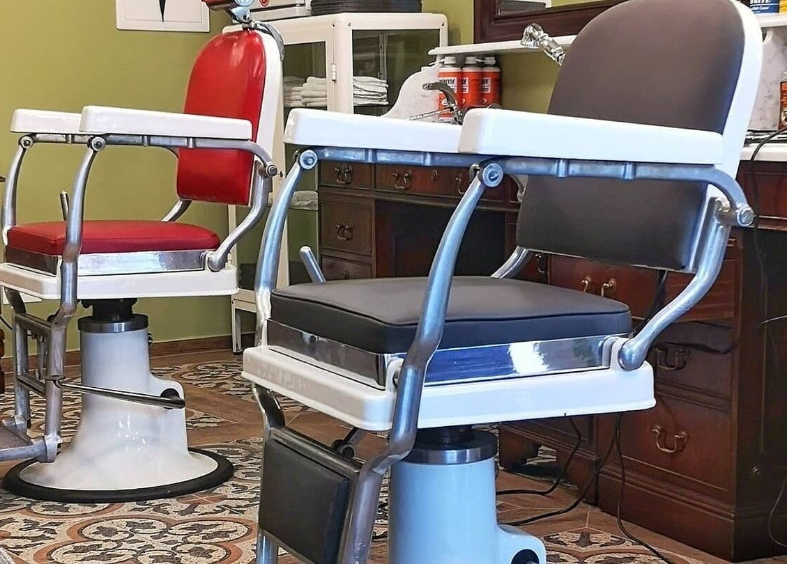 Poltrone in stile vintage a Buddies Barbershop, Losone, Ticino, CH. Atmosfera accogliente ed elegante.