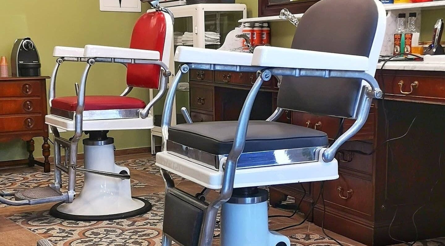 Poltrone in stile vintage a Buddies Barbershop, Losone, Ticino, CH. Atmosfera accogliente ed elegante.
