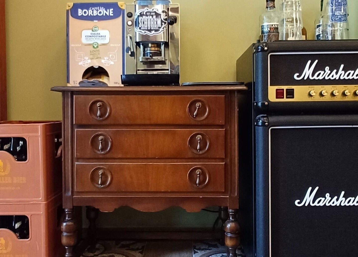 Dettagli vintage a Buddies Barbershop, Losone, Ticino, CH con cassa Marshall e caffè Borbone.