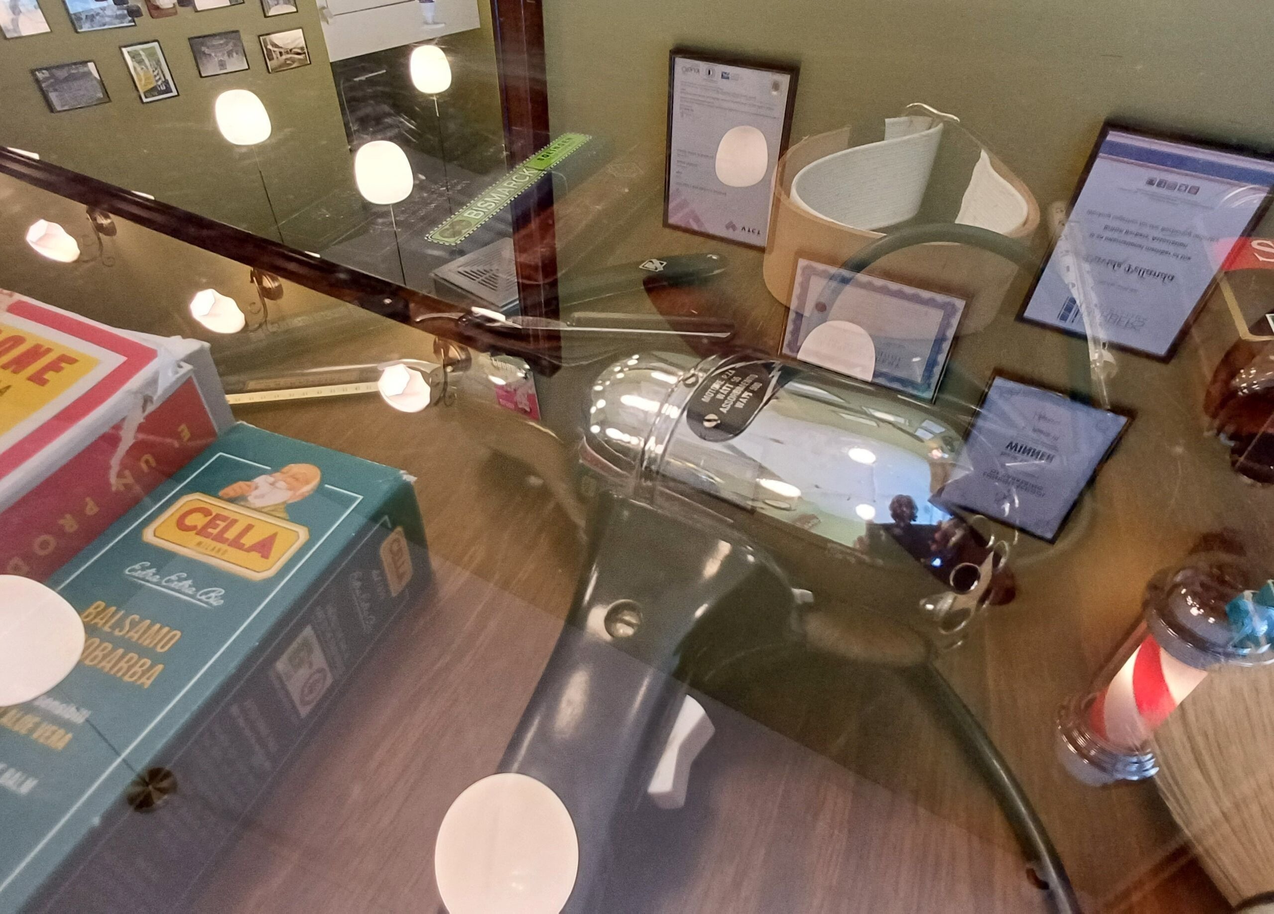 Strumenti da barbiere vintage a Buddies Barbershop, Losone, Ticino, CH, tra cui asciugacapelli e pomate.