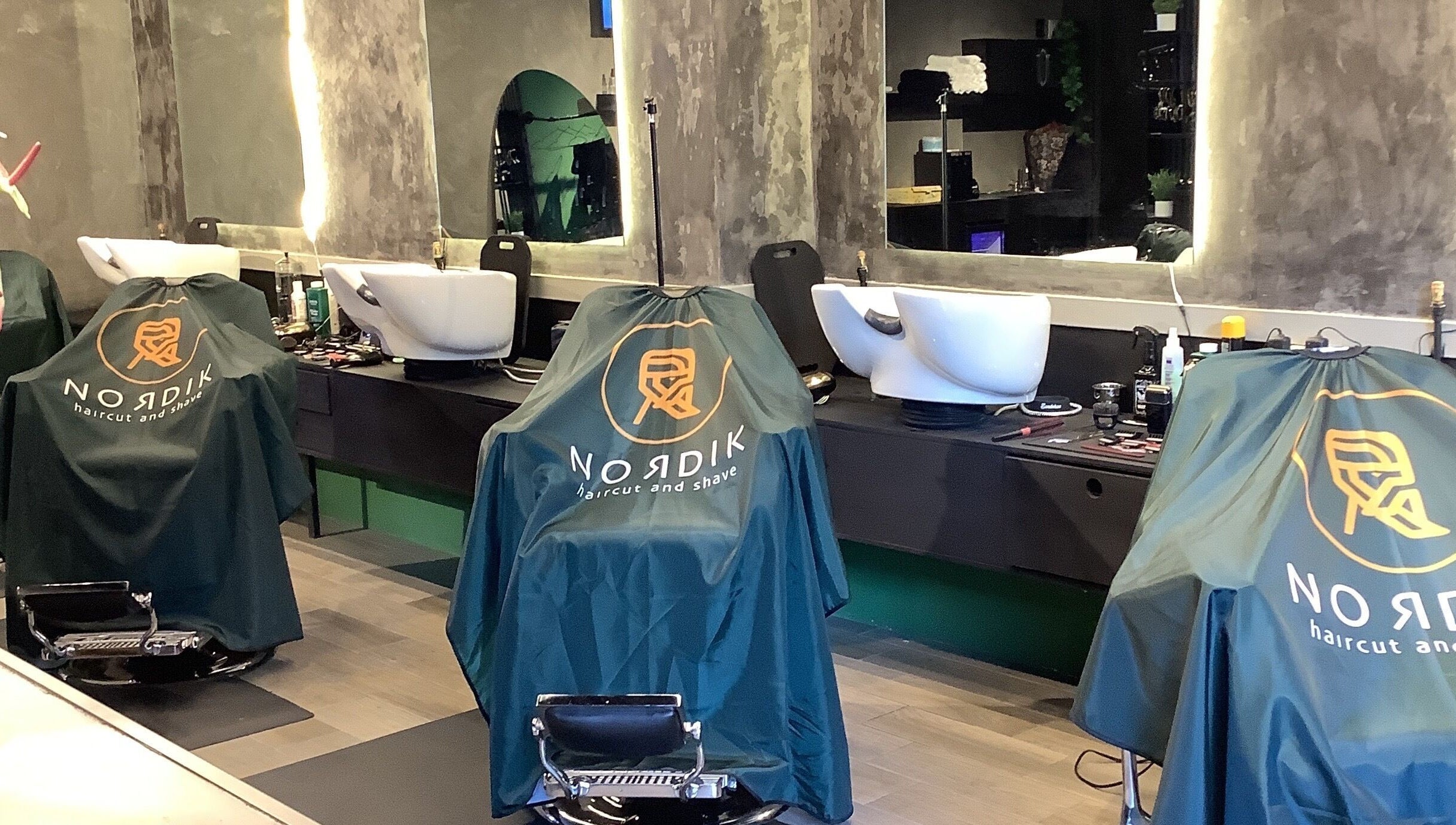 Interior de Nordikdvl en Ciudad De México con estaciones de peluquería elegantes y modernas.