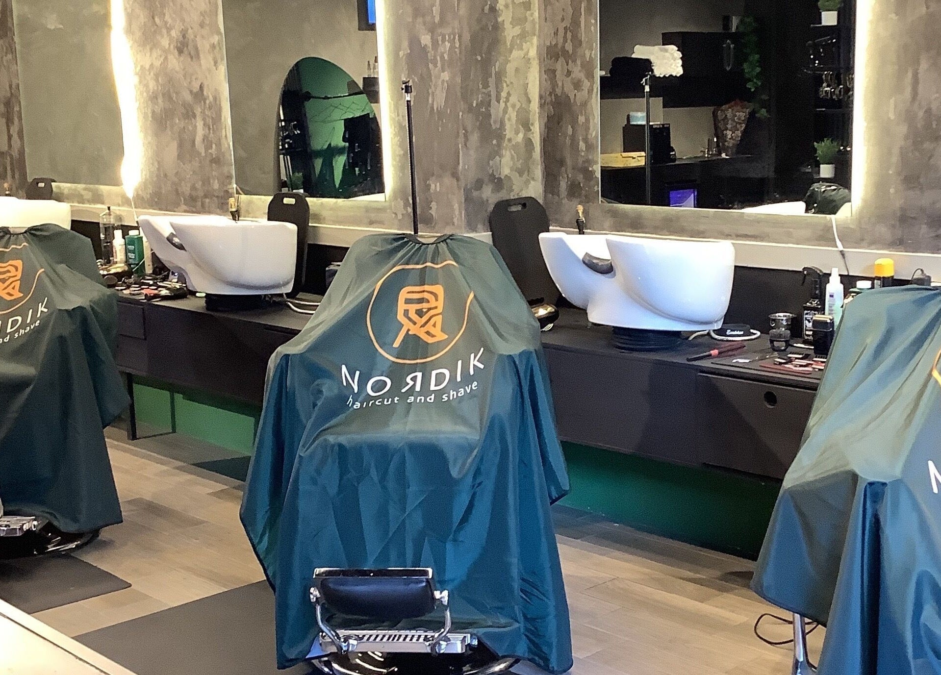 Interior de Nordikdvl en Ciudad De México con estaciones de peluquería elegantes y modernas.