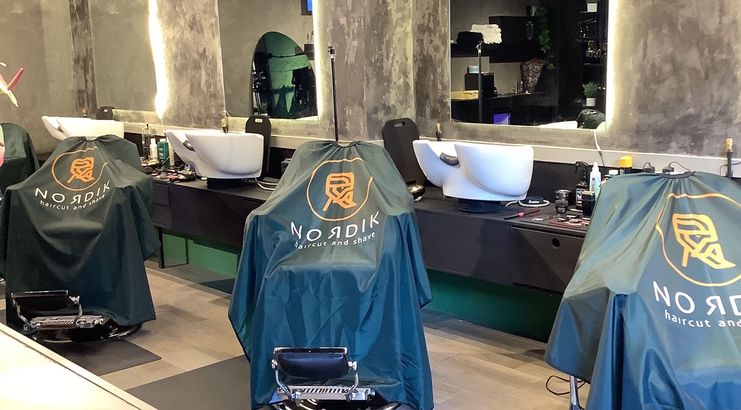 Interior de Nordikdvl en Ciudad De México con estaciones de peluquería elegantes y modernas.