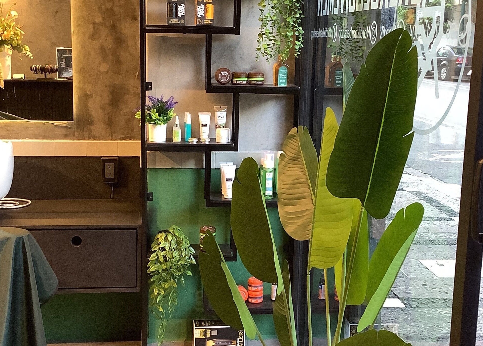 Interior del salón Nordikdvl en Ciudad De México, con plantas y estantes decorativos.