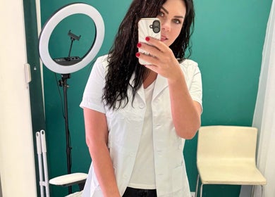 Professional at Le&Ta Cosmetology, Дублин, Каунти Дублин, IE, taking a selfie in a stylish salon setting.
