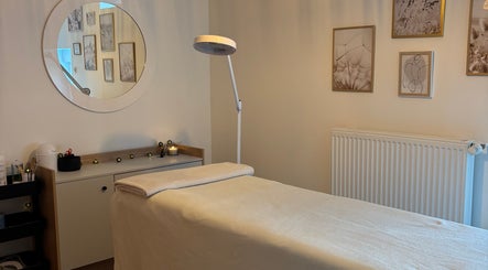 Salle de soin élégante à Maison de beauté - les reflets de soi, Saint-denis-de-gastines, Pays De La Loire, FR.