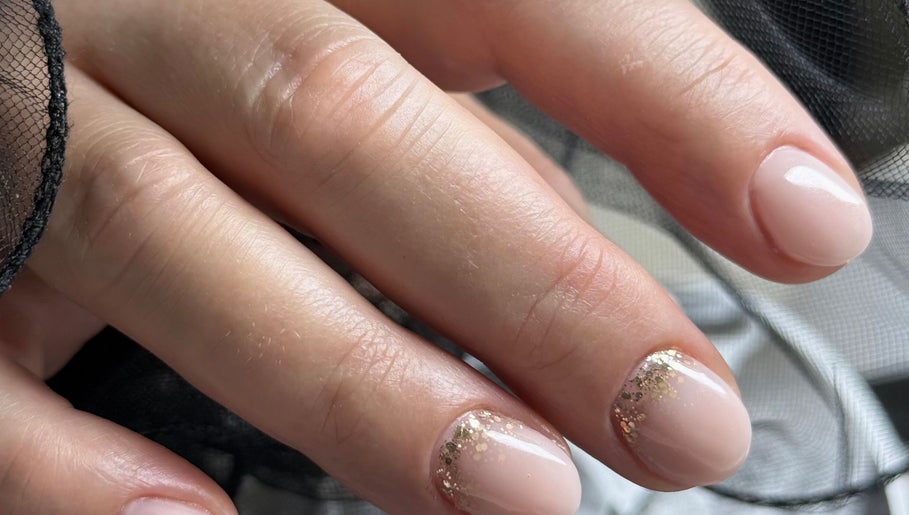 Elegant glitter manicure at Daria Art & Grace Nail Studio, Eindhoven, Noord-brabant, NL.