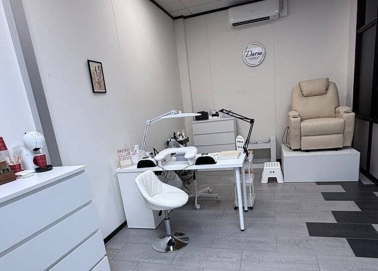 Daria Art & Grace Nail Studio in Eindhoven, Noord-brabant, NL showcasing a modern, elegant interior with nail care stations.
