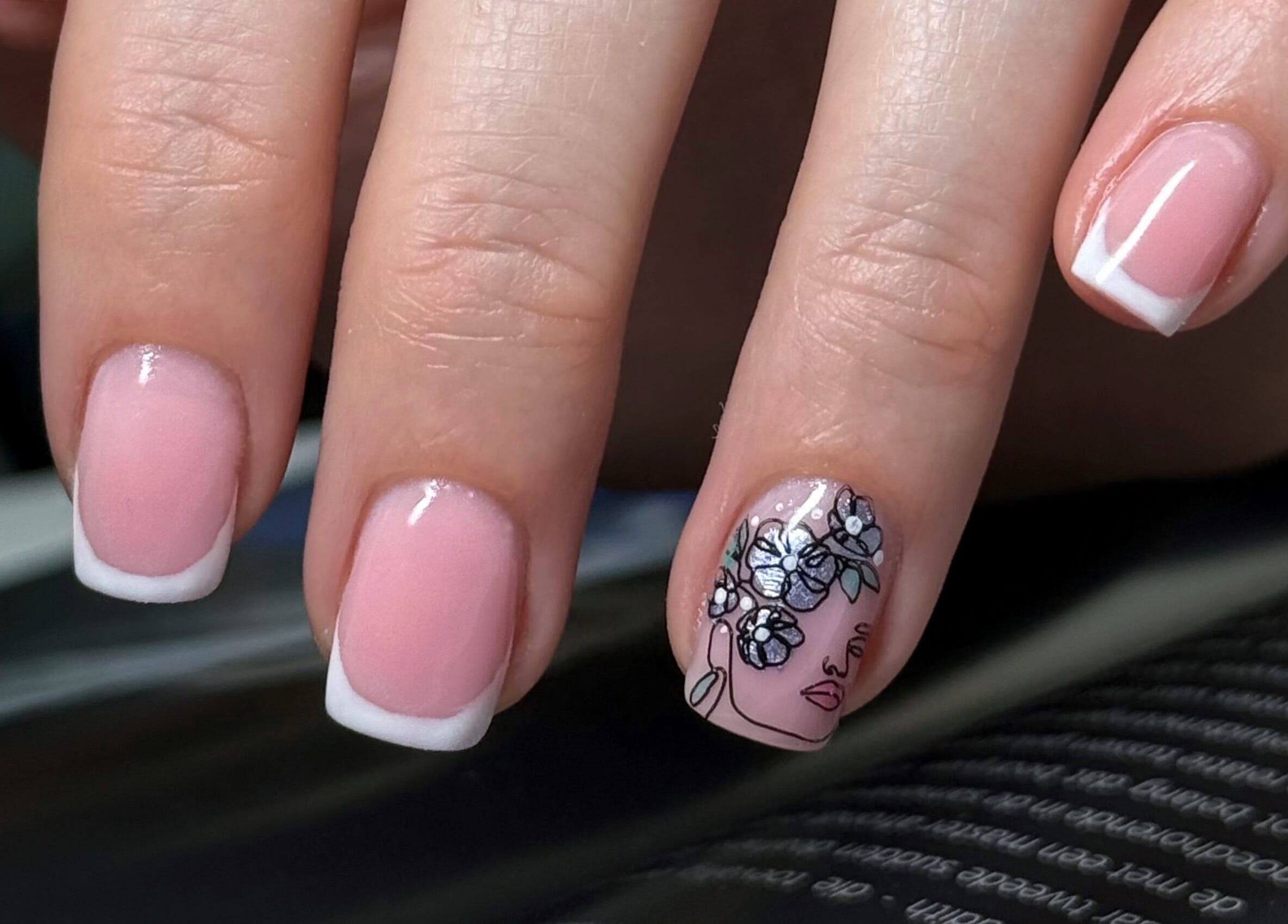 Stylish floral nail art at Daria Art & Grace Nail Studio, Eindhoven, Noord-brabant, NL.