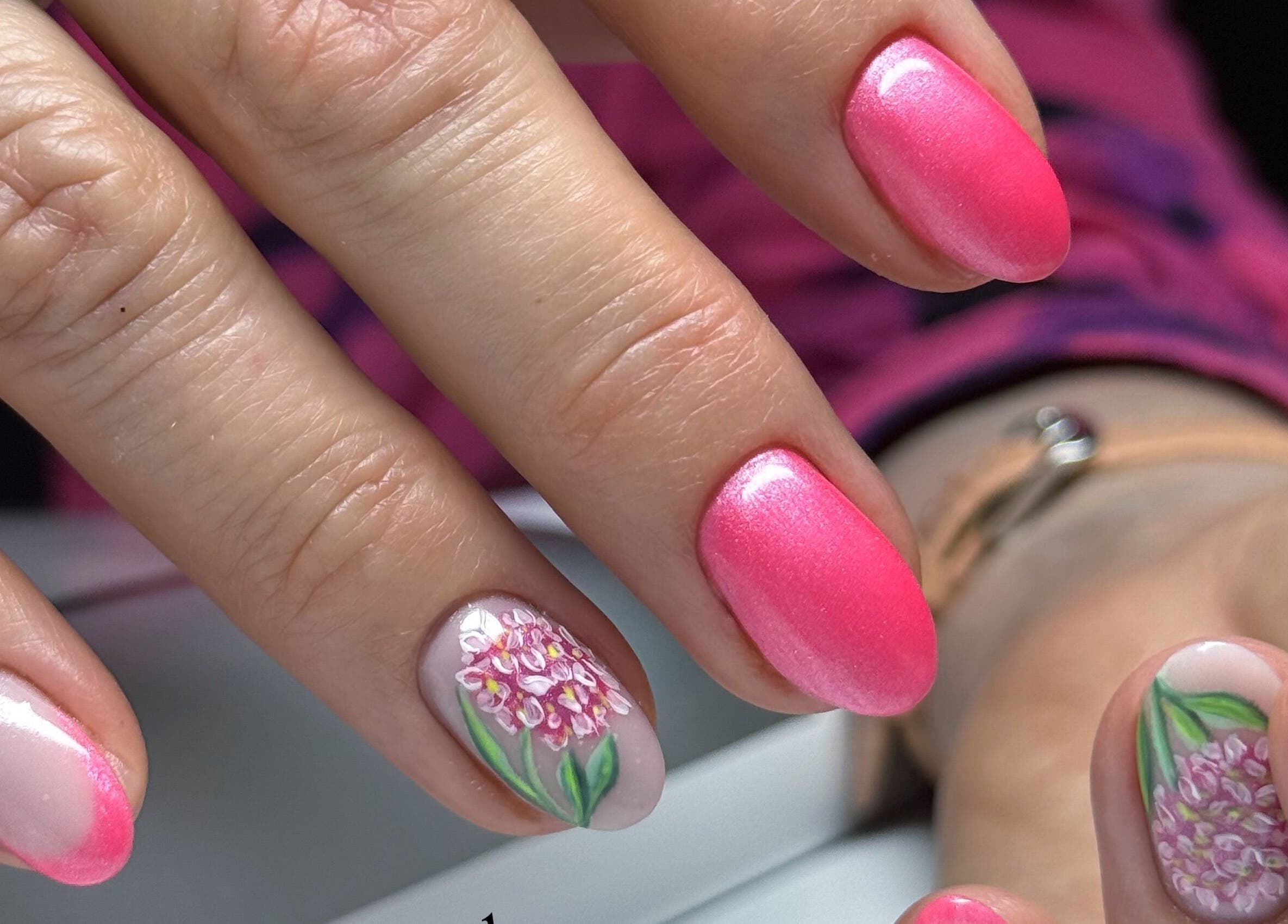 Beautiful pink and floral nail art at Daria Art & Grace Nail Studio, Eindhoven, Noord-brabant, NL.