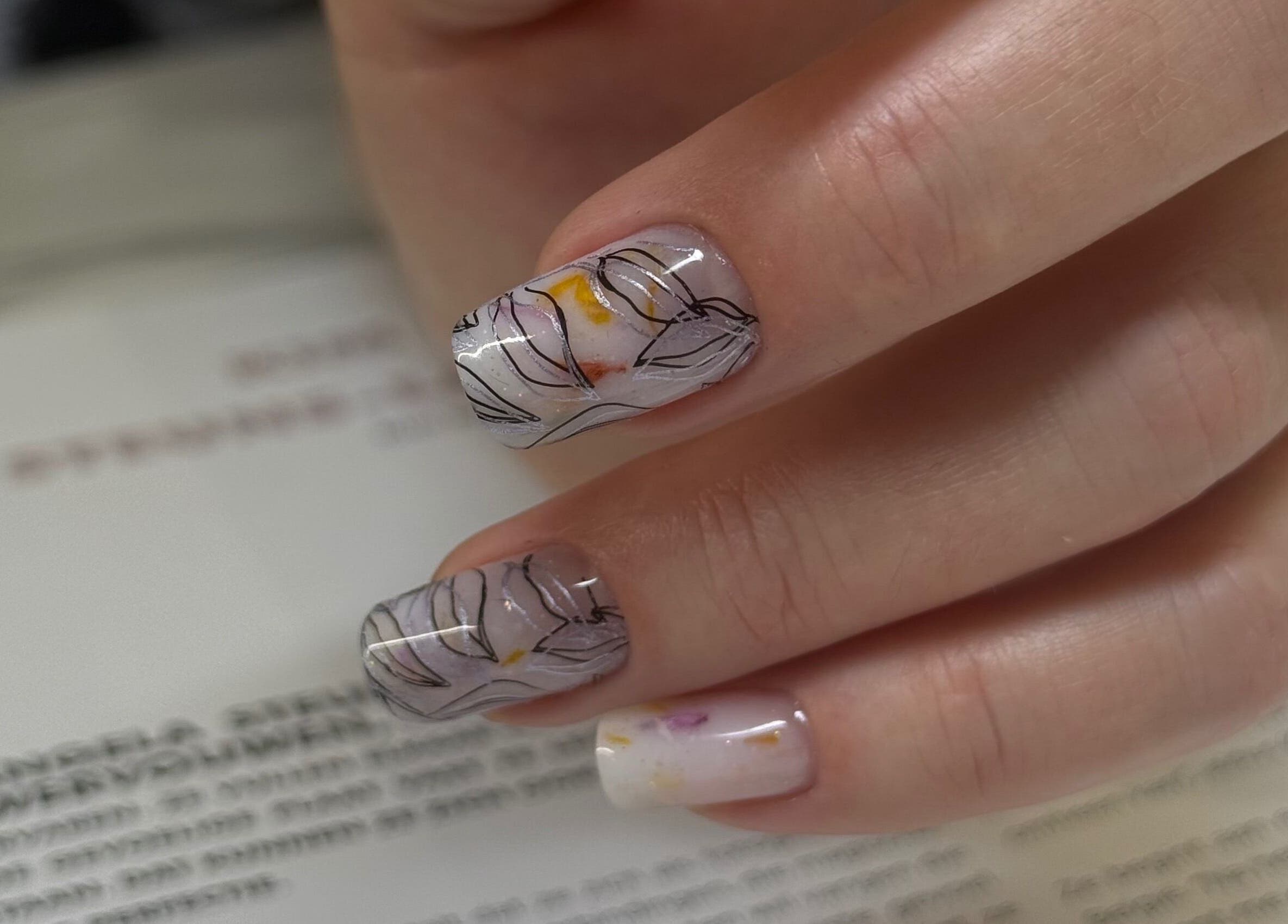 Elegant floral nail art at Daria Art & Grace Nail Studio, Eindhoven, Noord-brabant, NL.