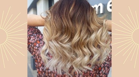 Cheveux ondulés blonds à brun chez Clar'Hair Studio, Artholsheim, FR. Élégance et style.