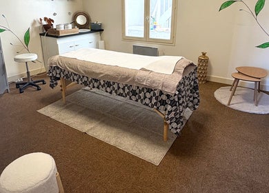 Salle de massage paisible à Anguille Amelie, Le Grand-pressigny, Centre-val De Loire, FR, avec décor naturel.